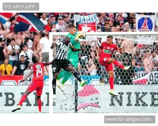 足球明星如何巧妙停高球：技巧解析与训练方法分享